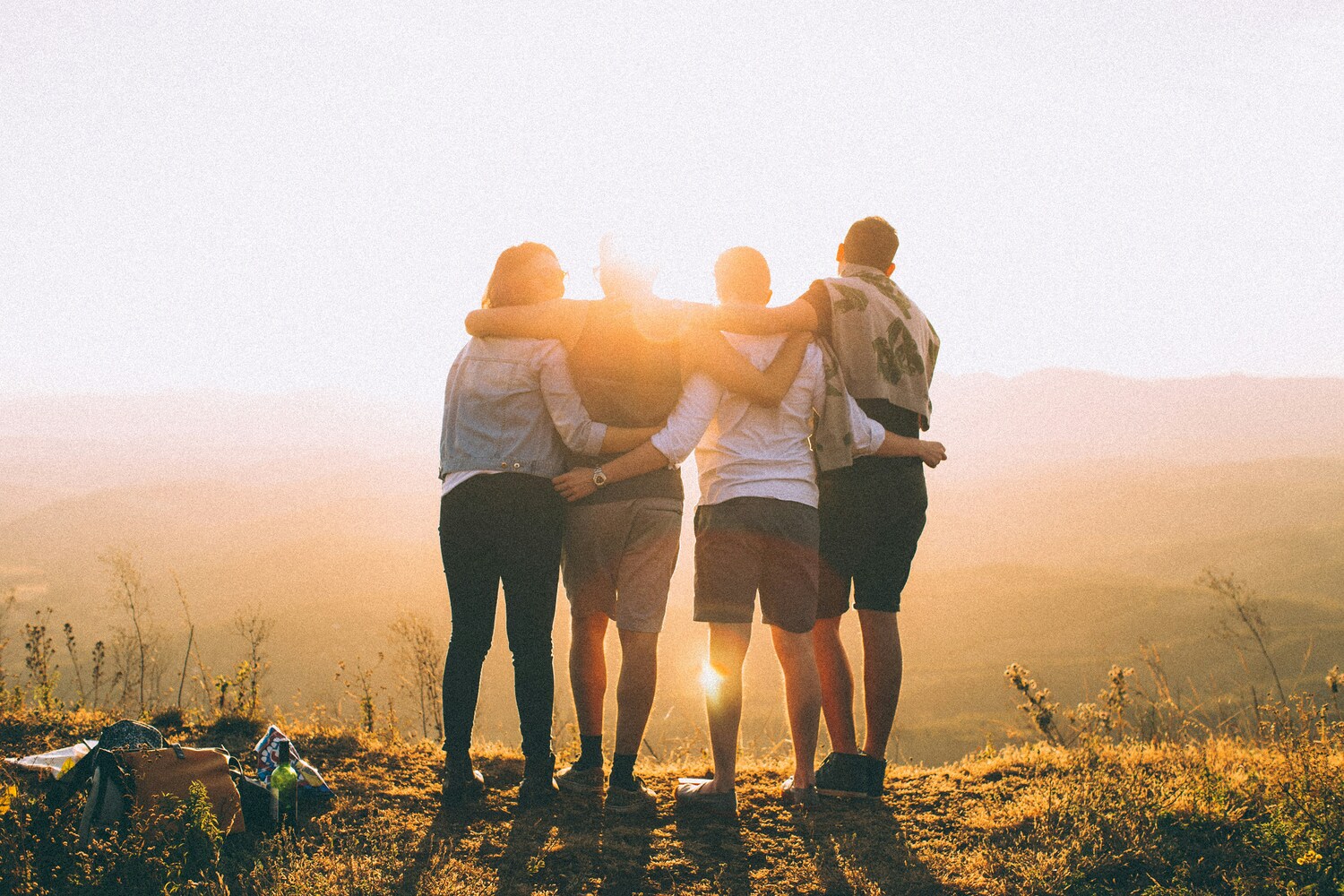 https://unsplash.com/de/fotos/four-person-hands-wrap-around-shoulders-while-looking-at-sunset-PGnqT0rXWLs