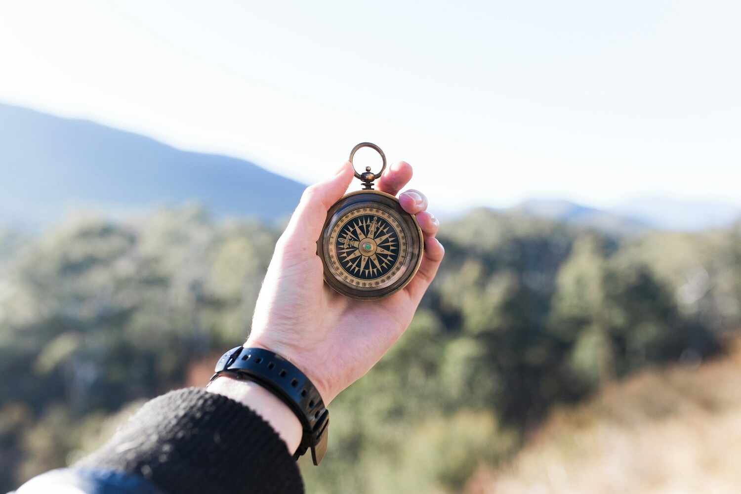 https://unsplash.com/de/fotos/person-mit-kompass-selektive-fokusfotografie-M2Kxb80gqcc