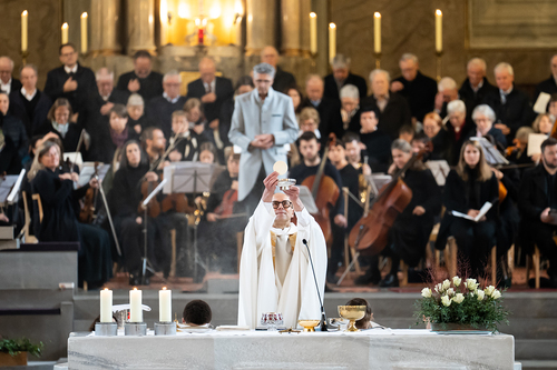 Messe in der Kirche Sankt Martin / @cordero.production, Pavel Cordero