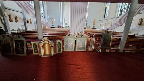 Tausch der Kreuzwegstationen von alter und neuer Pfarrkirche
