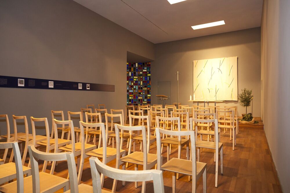 Dornbirn am 11.11.2012. Stadtpfarrkirche St. Martin, 1 Jahr Seligsprechung Carl Lampert, Gedaechtniskapelle, Benno Elbs, Pater Gaudentius Walser Ehrung, Kuenstler Hubert Matt.