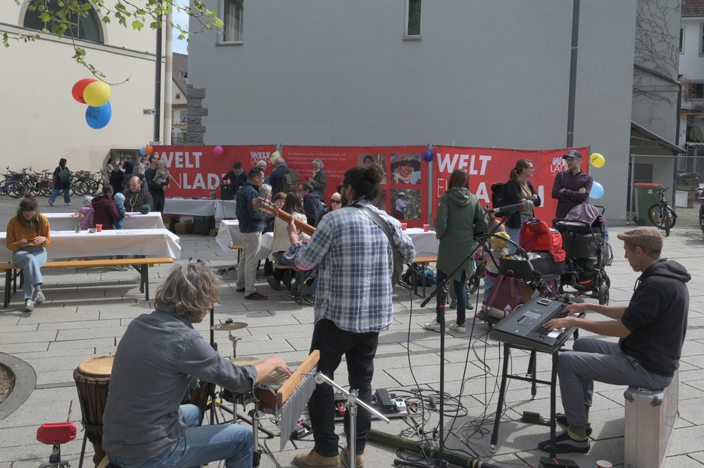 Weltladentag 2024 - Fairness entlang der gesamten Lieferkette - Musik aus aller Welt spielen 'Musica de la Luz' - Park Pfarre St. Martin, Dornbirn - 4. Mai 2024© Hannes Mäser / Weltladen Dornbirn